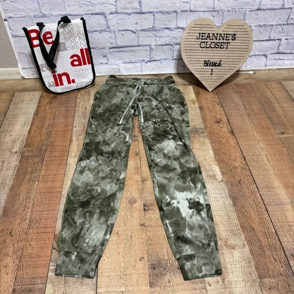 Lululemon Ready to Rulu High-Rise Jogger
Diamond Dye Light Sage Medium Olive